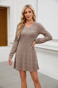 Detailaufnahme von braunem Strick-Minikleid mit V-Ausschnitt, Rippenmuster und Langarm