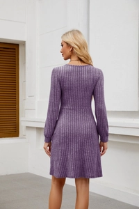 Vue arrière détaillée d'une robe en maille côtelée violette à manches longues en coupe A