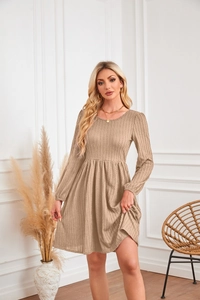 Détail de la texture en maille verticale et taille ajustée de cette robe trapèze kaki