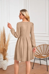 Détail arrière d'une robe trapèze en maille beige clair avec des motifs de torsades