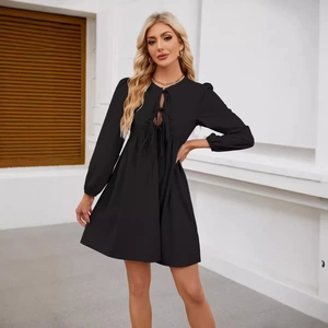 Elegante abito nero a trapezio a maniche lunghe con scollo con lacci e vita alta a pieghe