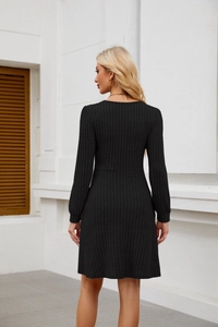 Vue de dos d'une robe en maille noire avec col carré et texture à rayures verticales