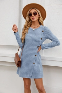 Dettaglio dell'abito in maglia a coste azzurro con bottoni laterali decorativi e texture