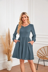 Détail de la robe trapèze en maille bleu-gris avec poches et texture côtelée