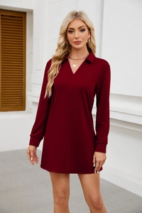 Détail d'une robe polo bordeaux à manches longues avec poignets côtelés et col en V léger