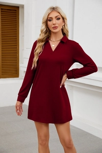 Détails de la robe mini bordeaux à col polo et manches longues en tissu doux