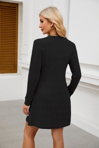 Rückansicht eines schmal geschnittenen schwarzen Strickkleids mit langen Ärmeln