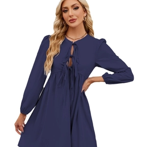 Abito babydoll blu scuro a maniche lunghe linea A con fiocchi e design con intagli