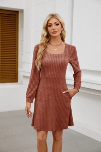 Détail de la texture d'une robe marron en maille côtelée avec col carré et poche