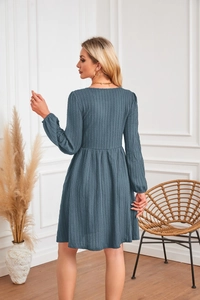 Vue détaillée du dos de la robe en maille bleue montrant la texture et la taille haute