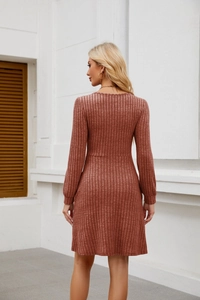 Détail de la robe en maille terracotta montrant la texture côtelée et la coupe du dos