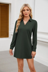 Détail d'une mini robe polo vert foncé à manches longues et élégant décolleté en V