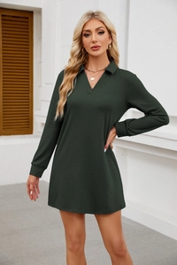 Détail de la robe courte vert foncé à manches longues avec col polo et poignets côtelés