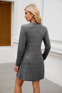 Seitenansicht des grauen gerippten Langarm-Minikleids mit Stricktextur und schmaler Silhouette