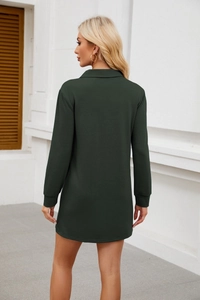 Vue arrière d'une robe polo vert foncé à manches longues et poignets en maille