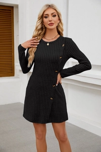 Dettagli dell'abito in maglia a costine nera con bottoni ambrati decorativi e vestibilità slim