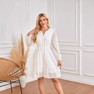 Elegante abito corto bianco in pizzo sangallo con scollo a V e maniche lunghe a sbuffo