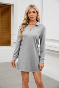 Détail de la robe polo grise à manches longues avec poignets côtelés et texture maille