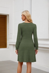 Détail de la robe en maille côtelée vert foncé montrant le dos et la coupe à la taille
