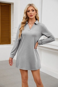 Détail de la robe décontractée grise à manches longues avec col polo et tissu texturé