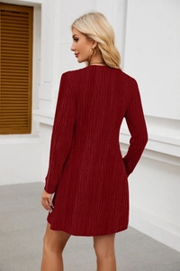 Detaillierte Textur des burgunderroten Rippstrickgewebes an einem Langarmkleid