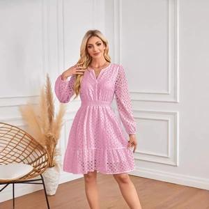 Abito rosa con scollo a V, ricamo a occhielli, maniche lunghe e balze a pieghe in cotone