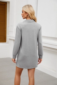 Vue arrière d'une robe polo décontractée grise à manches longues avec texture en maille