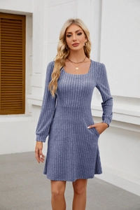Détail du tissu en maille côtelée et de la poche latérale pratique de la robe bleue