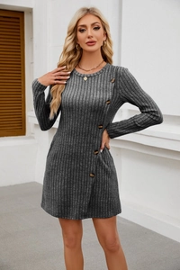 Dettaglio dell'abito in maglia a coste grigio scuro con bottoni decorativi in legno laterali