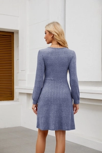 Gros plan sur la texture côtelée verticale et le tissu en maille bleu-gris de cette robe longue