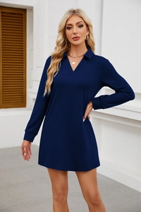 Détail d'une robe courte polo bleu marine à manches longues avec col en V et texture lisse