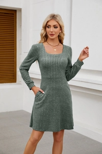 Détail de la robe en maille à col carré avec texture côtelée et manches longues en vert sauge