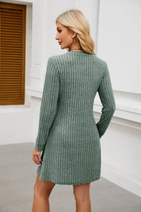 Detailaufnahme des grünen Rippstrickstoffs und der schmalen Rückenpartie des Minikleides