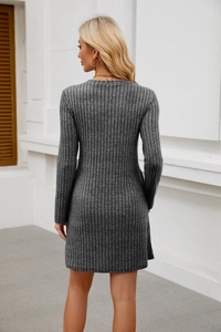 Dettaglio della trama in maglia a coste grigia e vestibilità slim sul retro dell'abito