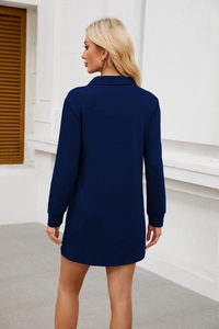 Détail de la robe sweat à manches longues bleu foncé avec un col à revers
