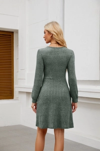 Vue de dos d'une robe tricotée à manches longues vert sauge avec texture côtelée