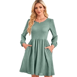 Robe trapèze en tricot vert sauge à manches longues avec col rond, texture côtelée et poches
