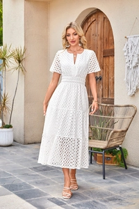 Elegante abito midi bianco con scollo a V in pizzo sangallo con maniche corte e gonna a balze