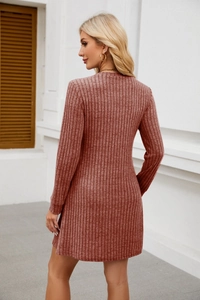 Makro-Detail der gerippten Strickstruktur an einem langärmligen figurbetonten Minikleid