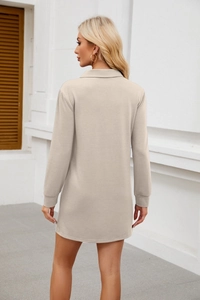 Vue arrière d'une robe polo beige à manches longues au style minimaliste en maille