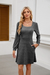 Détail d'une robe en maille gris foncé à col carré avec texture côtelée et poches latérales
