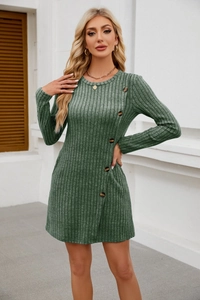 Dettaglio dell'abito in maglia a coste verde scuro con bottoni decorativi e tessuto operato