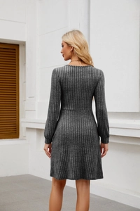 Détail du tissu en maille côtelée gris foncé et de la couture taille haute de la robe