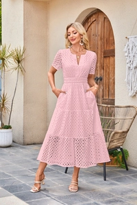 Dettaglio del ricamo inglese rosa e dei balzi su un abito midi con scollo a V