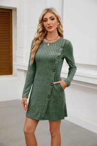 Dettaglio dell'abito in maglia a coste verde scuro con bottoni laterali e tasca pratica