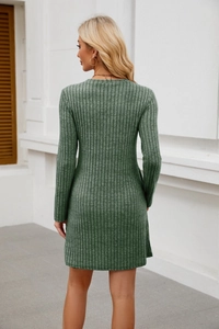 Vista posteriore di un abito in maglia a coste verde scuro a maniche lunghe vestibilità slim