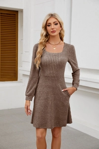 Détail de l'encolure carrée et de la texture en maille côtelée sur cette robe marron