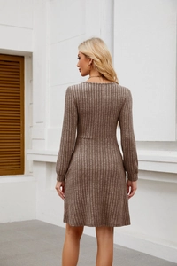 Détail de la robe en maille côtelée marron montrant la texture et la coupe évasée