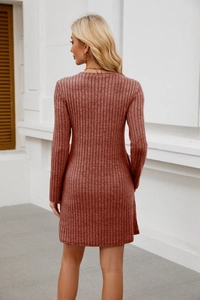 Dettaglio dell'abito in maglia a coste rosso ruggine che mostra il retro e la vestibilità