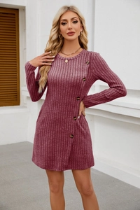 Dettaglio dell'abito in maglia bordeaux con bottoni decorativi e trama a costine